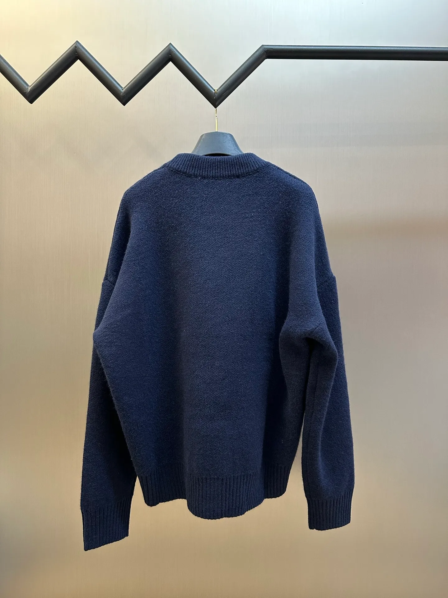 Ami Paris love jacquard crew neck sweater is made of custom-woven and dyed luxurious merino wool. A contrasting love heart appears on the chest, making it highly recognizable. The elegance and spontaneity of French fashion are the ultimate simplification of color. It is made of jacquard tissue imported from Germany, and the arrangement and interweaving of yarns are precisely controlled. The Ami love jacquard artistic pattern is carefully interwoven on the loom, making the fabric more vivid and three-dimensional. The garment washing water is softened and deodorized using professional washing equipment and specific detergents to deeply clean and deodorize the clothes, improving the feel and appearance of the clothes size: s m l xl
